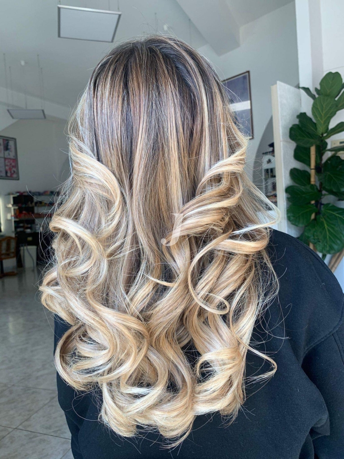 Foto di donna con capelli lunghi biondo chiarissimo perla