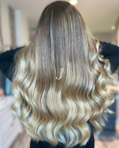 Foto di donna con capelli lunghi biondo chiarissimo perla