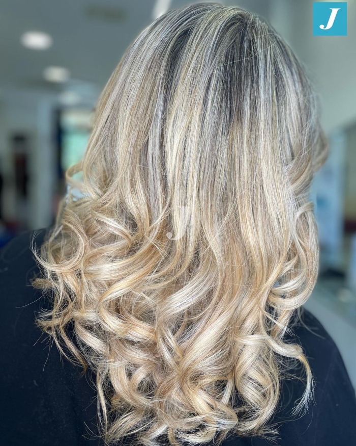 Foto di donna con capelli lunghi biondo chiarissimo perla