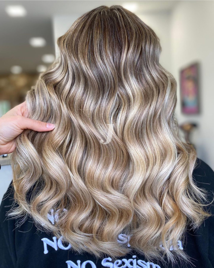 Foto di donna con capelli lunghi biondo chiarissimo perla