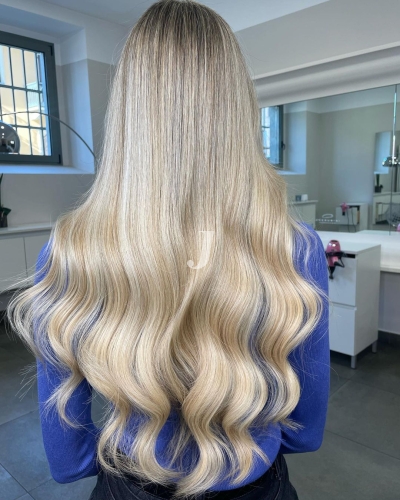 Foto di donna con capelli lunghi biondo chiarissimo perla