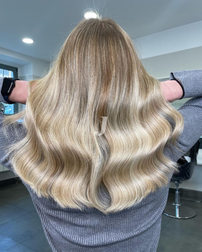 Foto di donna con capelli lunghi biondo chiarissimo perla