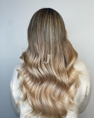 Foto di donna con capelli lunghi biondo chiarissimo perla