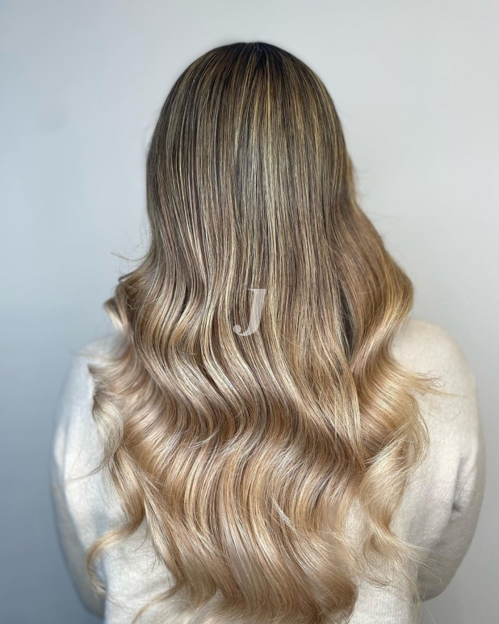 Foto di donna con capelli lunghi biondo chiarissimo perla