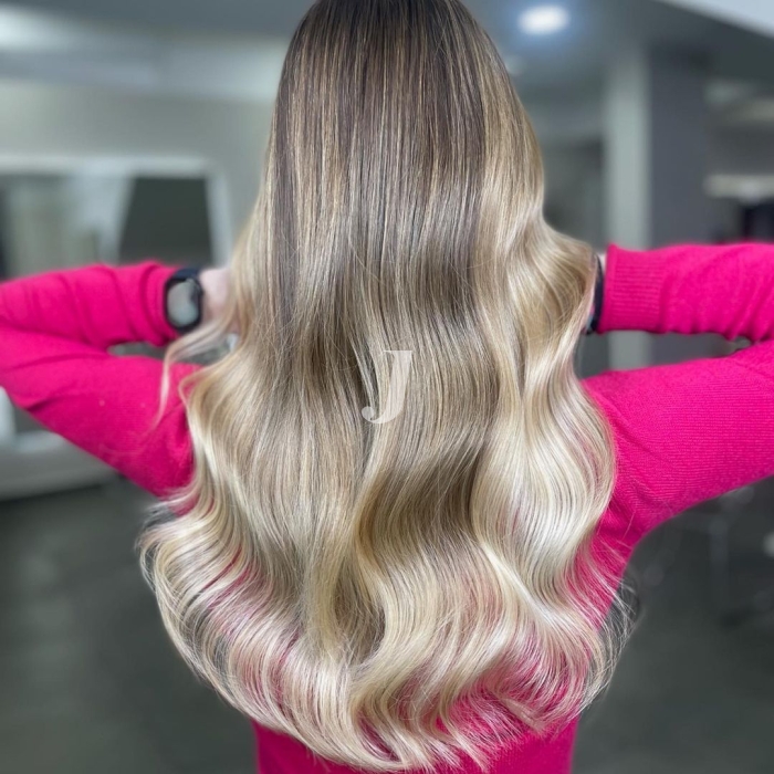 Foto di donna con capelli lunghi biondo chiarissimo perla