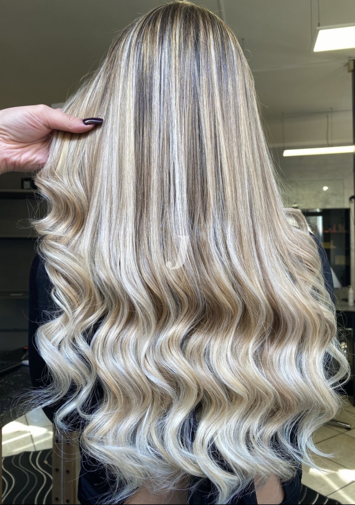 Foto di donna con capelli lunghi biondo chiarissimo perla