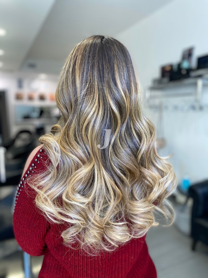 Foto di donna con capelli lunghi biondo chiarissimo perla