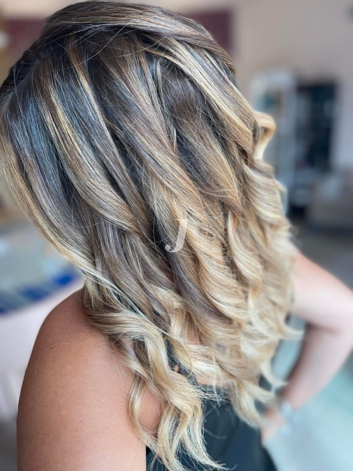 Foto di donna con capelli lunghi biondo chiarissimo perla