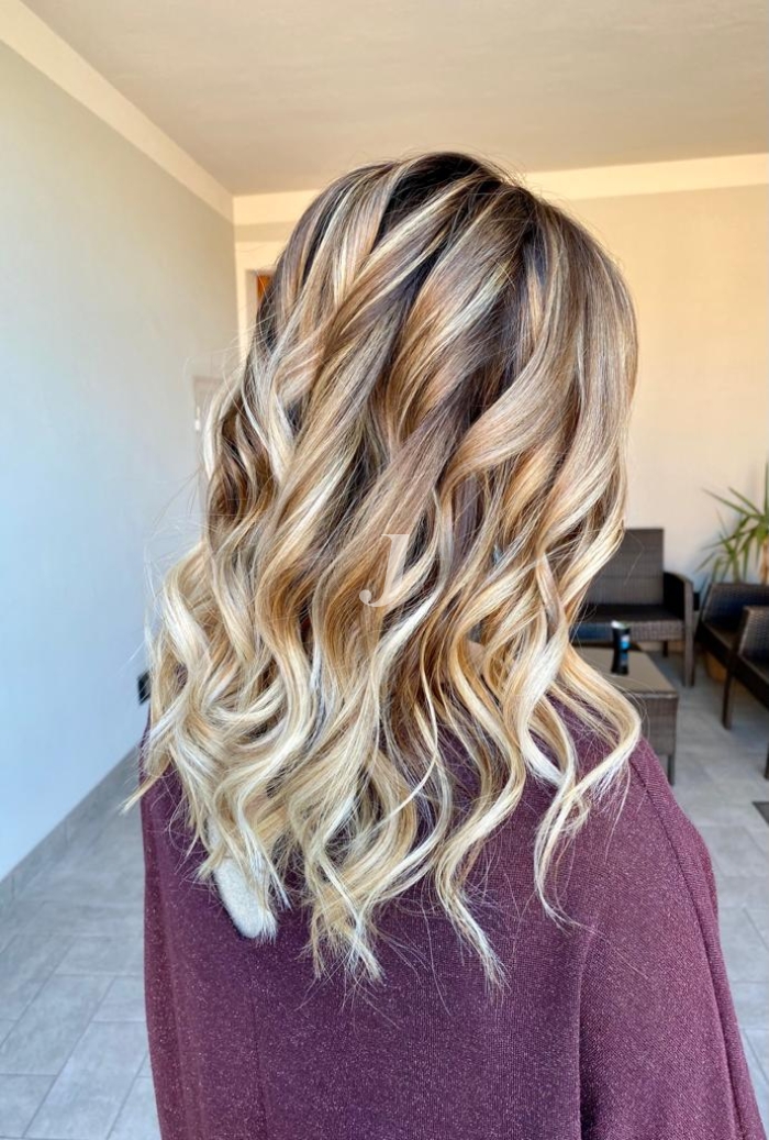 Foto di donna con capelli lunghi biondo chiarissimo perla