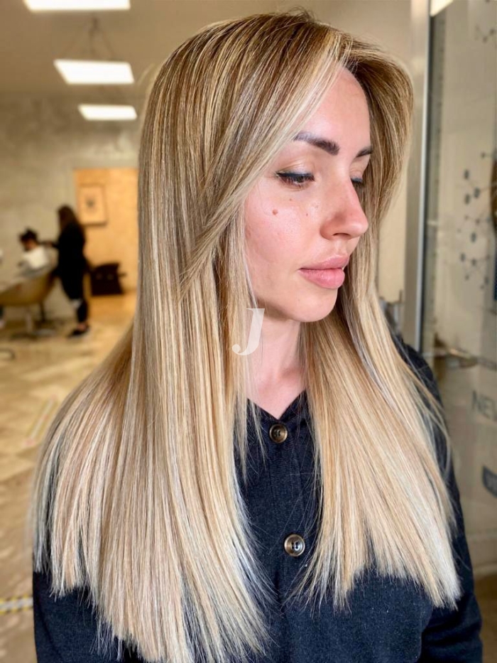 Foto di donna con capelli lunghi biondo chiarissimo perla
