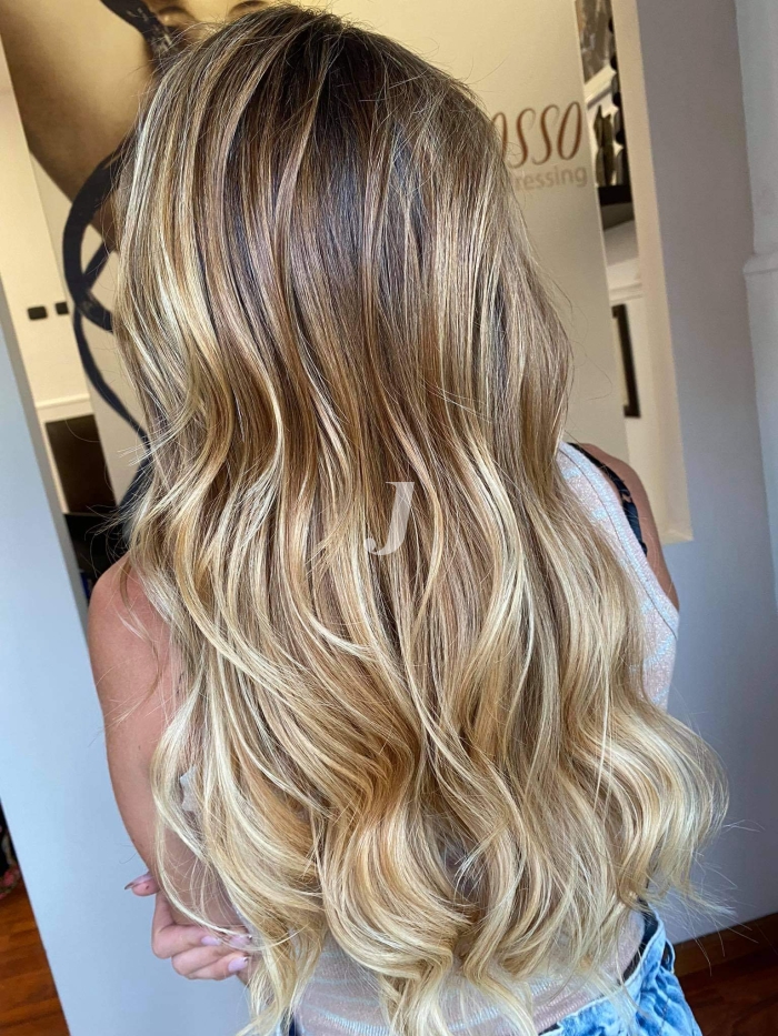 Foto di donna con capelli lunghi biondo chiarissimo perla