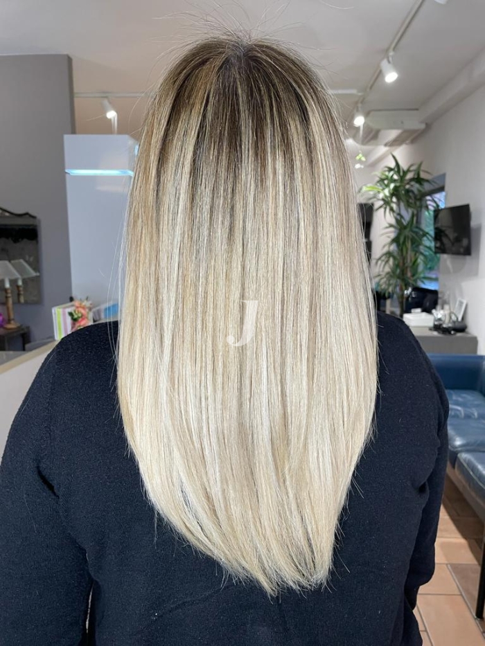 Foto di donna con capelli lunghi biondo chiarissimo perla