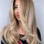 Foto di donna con capelli lunghi biondo chiarissimo perla