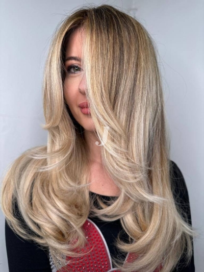 Foto di donna con capelli lunghi biondo chiarissimo perla