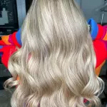 Foto di donna con capelli lunghi biondo chiarissimo perla