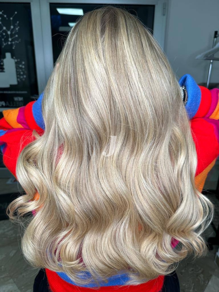 Foto di donna con capelli lunghi biondo chiarissimo perla