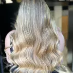 Foto di donna con capelli lunghi biondo chiarissimo perla
