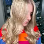 Foto di donna con capelli lunghi biondo chiarissimo perla