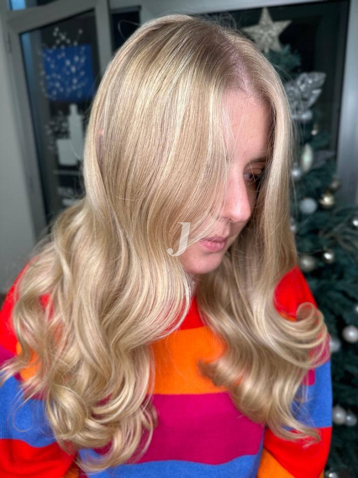 Foto di donna con capelli lunghi biondo chiarissimo perla