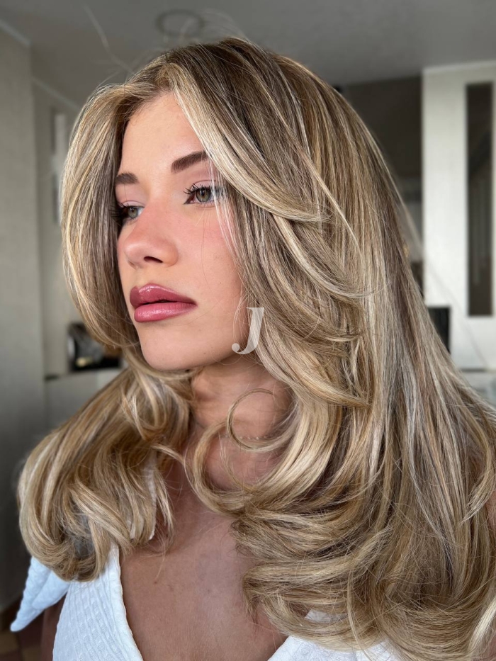 Foto di donna con capelli lunghi biondo chiarissimo perla