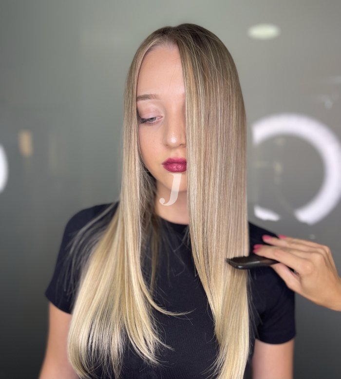 Foto di donna con capelli lunghi biondo chiarissimo perla