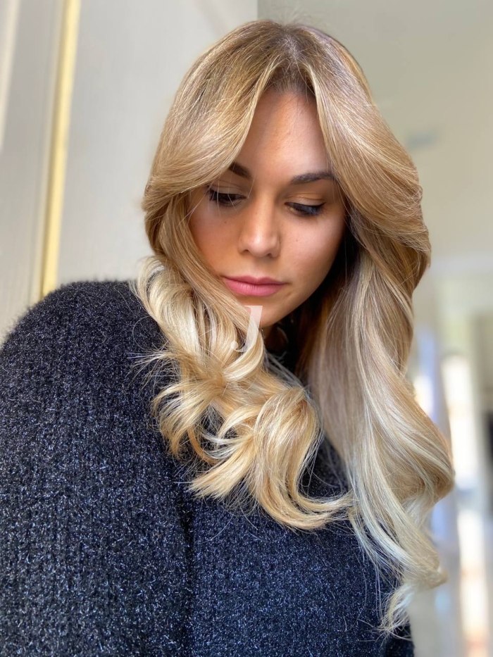 Foto di donna con capelli lunghi biondo chiarissimo perla