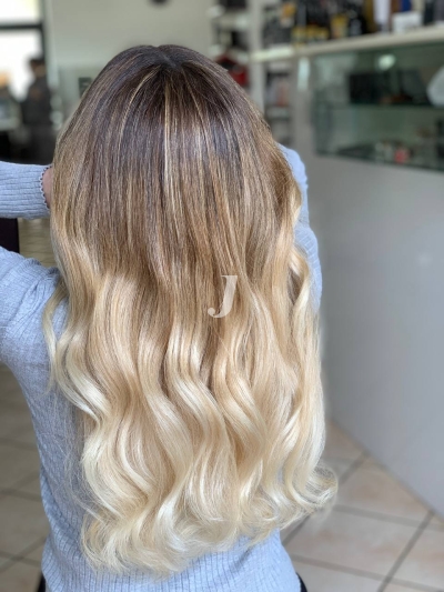 Foto di donna con capelli lunghi biondo chiarissimo perla