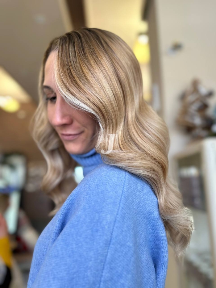 Foto di donna con capelli lunghi biondo chiarissimo perla