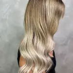 Foto di donna con capelli lunghi biondo platino dorato