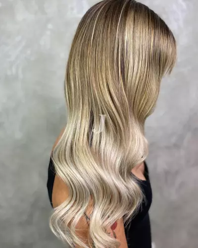 Foto di donna con capelli lunghi biondo platino dorato