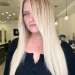 Foto di donna con capelli lunghi biondo platino dorato