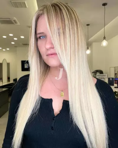 Foto di donna con capelli lunghi biondo platino dorato