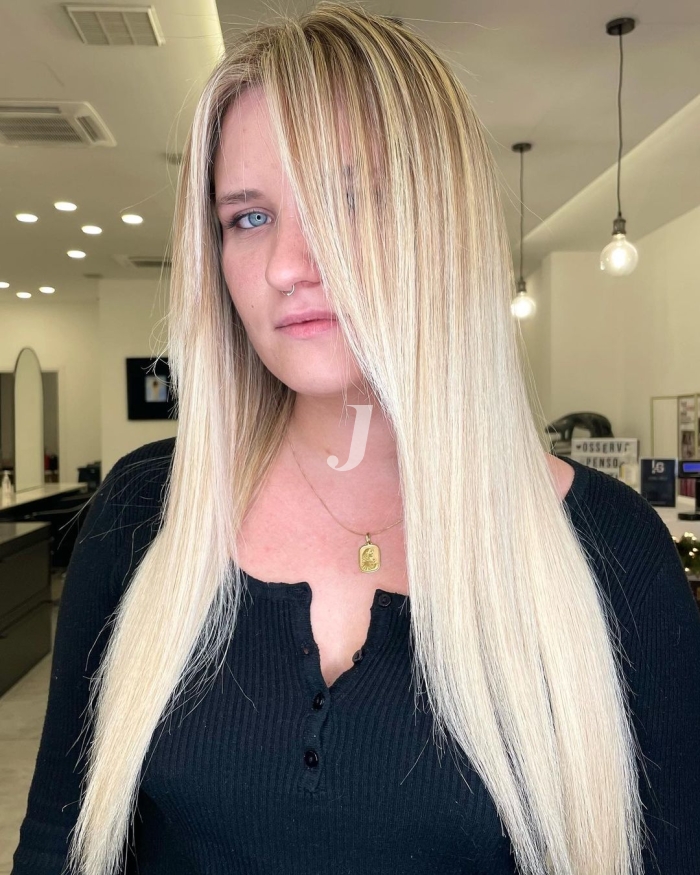 Foto di donna con capelli lunghi biondo platino dorato