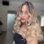 Foto di donna con capelli lunghi biondo platino dorato