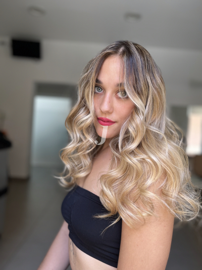 Foto di donna con capelli lunghi biondo platino dorato