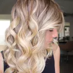 Foto di donna con capelli lunghi biondo platino dorato