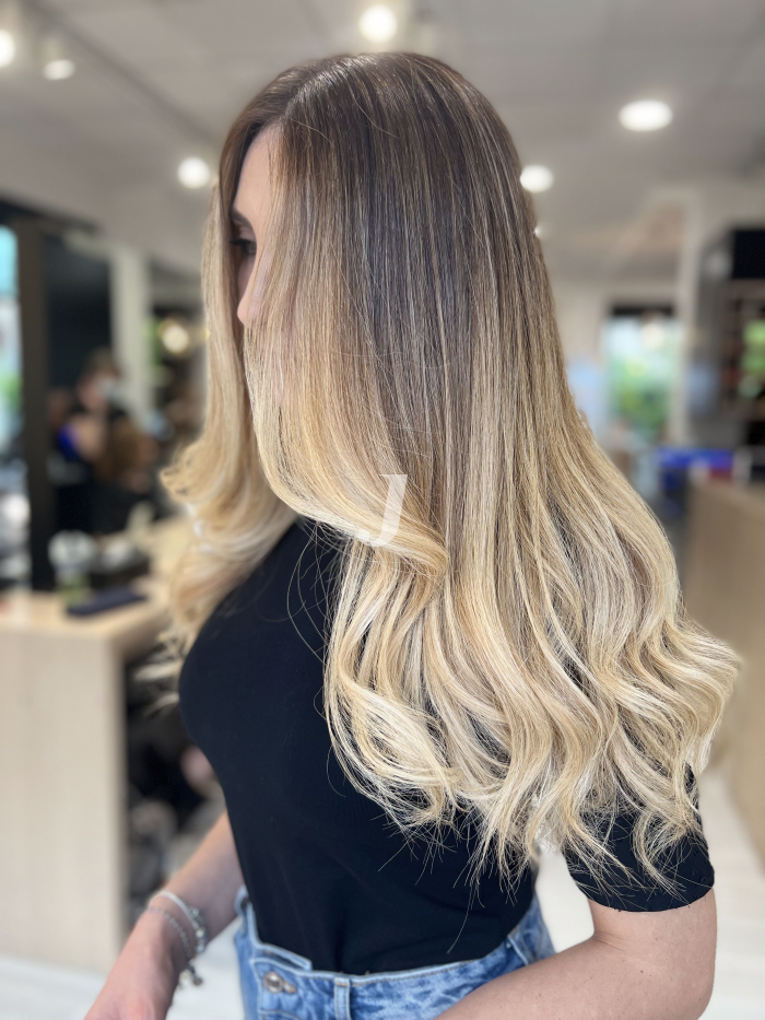 Foto di donna con capelli lunghi biondo platino dorato