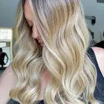 Foto di donna con capelli lunghi biondo platino dorato