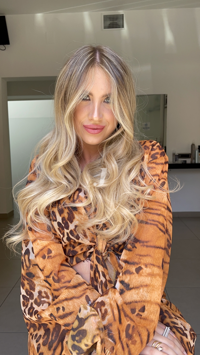 Foto di donna con capelli lunghi biondo platino dorato