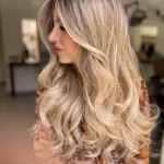 Foto di donna con capelli lunghi biondo platino dorato