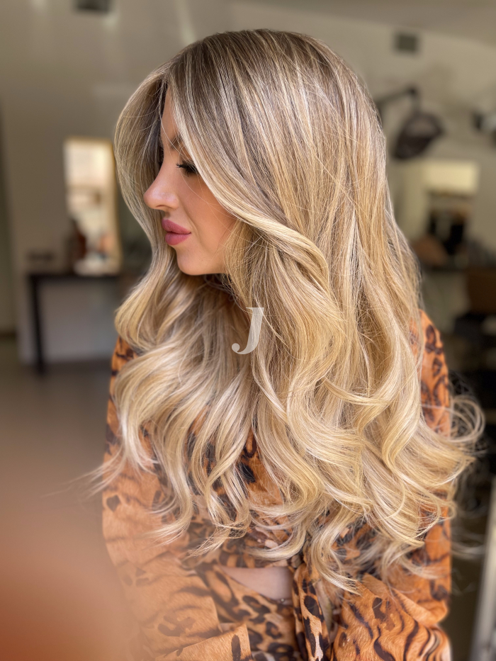 Foto di donna con capelli lunghi biondo platino dorato