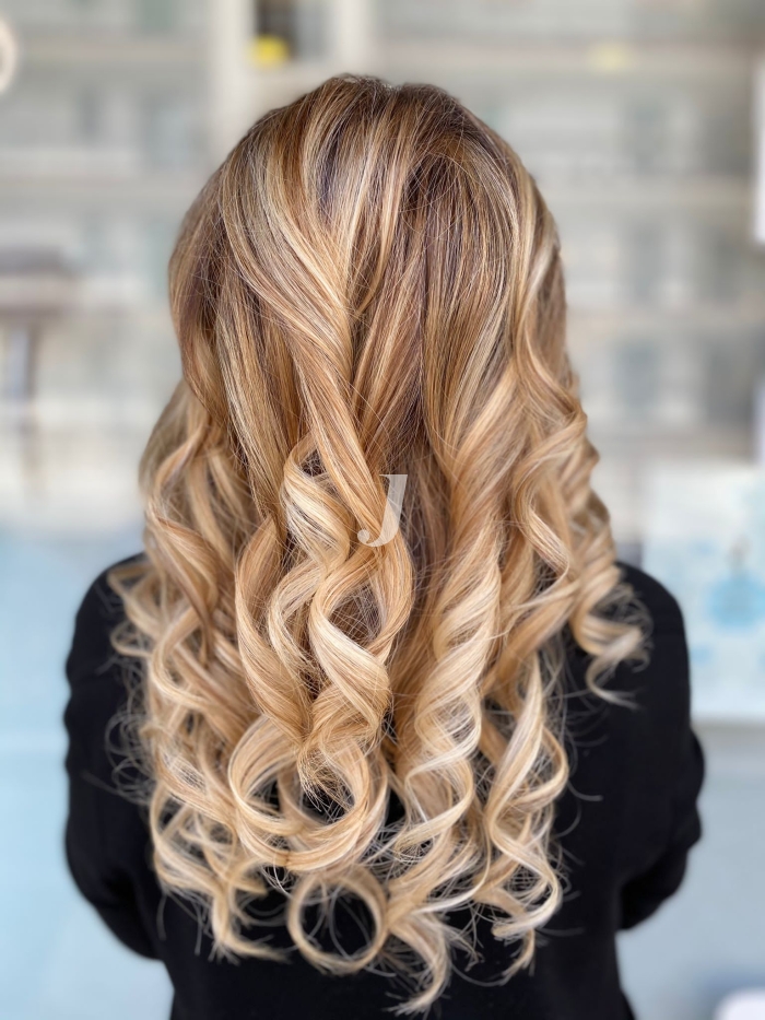 Foto di donna con capelli lunghi biondo platino dorato