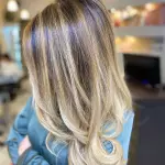 Foto di donna con capelli lunghi biondo platino dorato