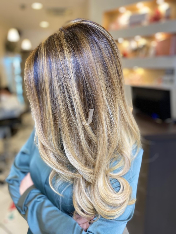 Foto di donna con capelli lunghi biondo platino dorato