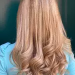 Foto di donna con capelli lunghi biondo platino dorato