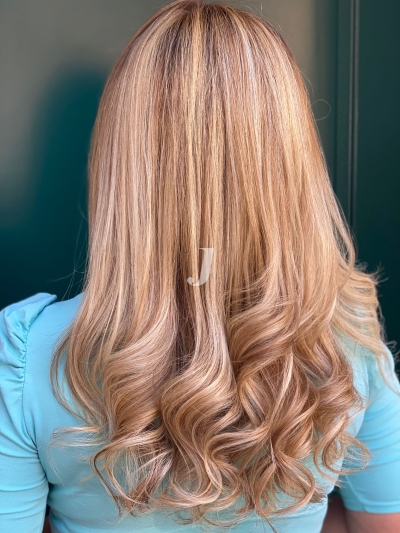 Foto di donna con capelli lunghi biondo platino dorato