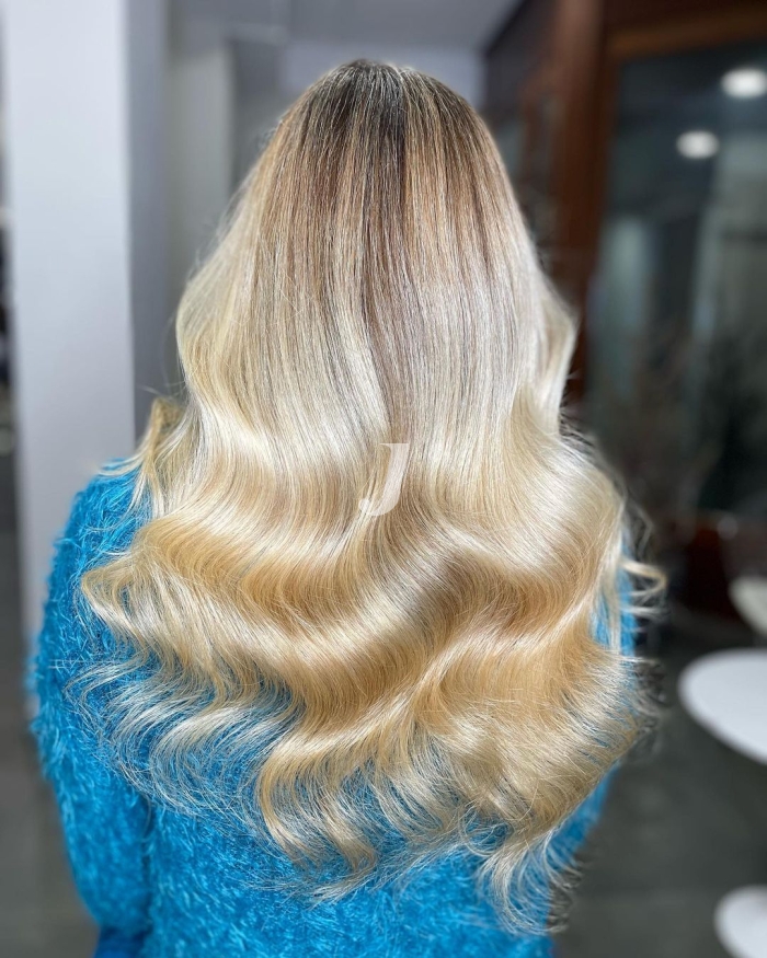 Foto di donna con capelli lunghi biondo platino dorato