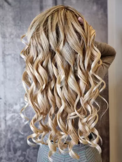 Foto di donna con capelli lunghi biondo platino dorato