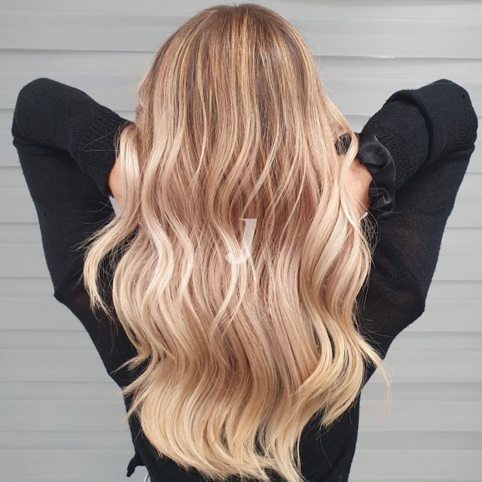 Foto di donna con capelli lunghi biondo platino dorato