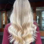 Foto di donna con capelli lunghi biondo platino dorato